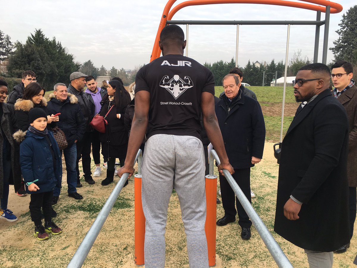 villederueil's tweet photo. La ville inaugure sur la dalle de l’A86 les agrès sportifs connectés. Imaginé par le HCJR et réalisé dans le cadre du budget participatif avec l’association AJIR, ce nouvel équipement permet aux utilisateurs d’être accompagnés avec une application sur smartphone. https://t.co/mHYB842vsn