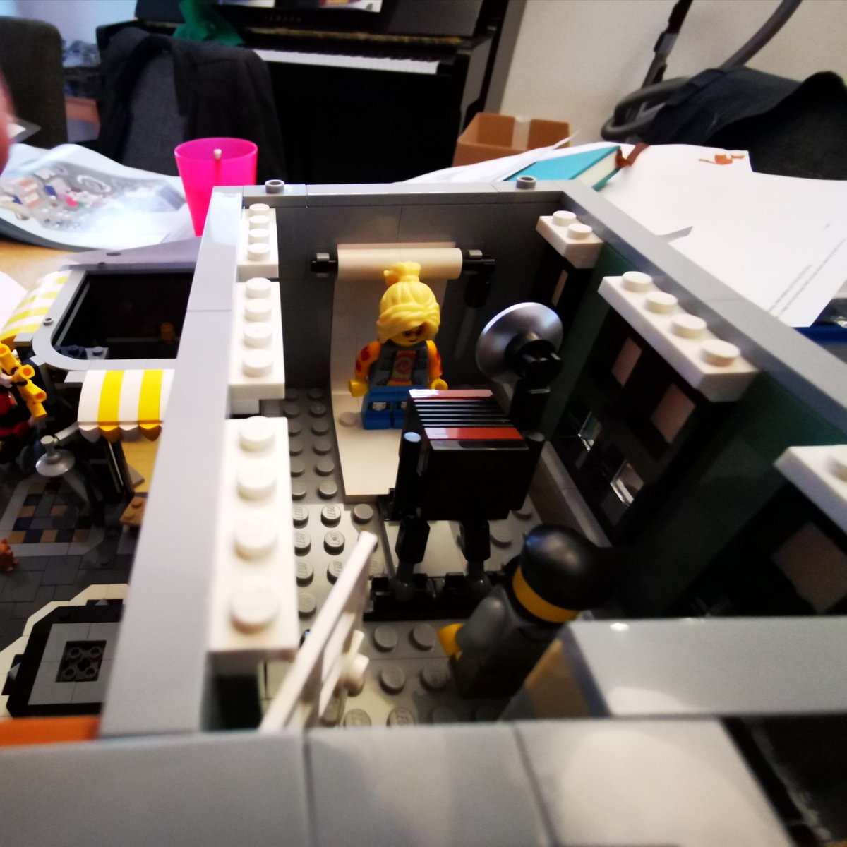 Stacy_Cash's tweet photo. And that's the photographer's studio finished 📸
(And the dentist has a patient...)
#LEGO #AssemblySquare https://t.co/NQLMGGE5q3