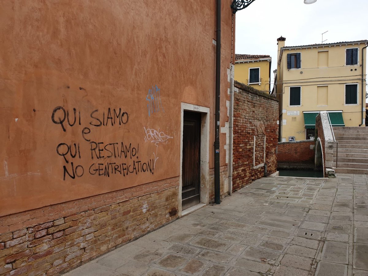 CcilMaisonneuve's tweet photo. “Qui siamo e qui restiamo ! No gentrification” #Surtourisme #Venise #Dorsoduro @FabriquelaCite @LanguillonR #Projet2020 https://t.co/rrKCO93oQr
