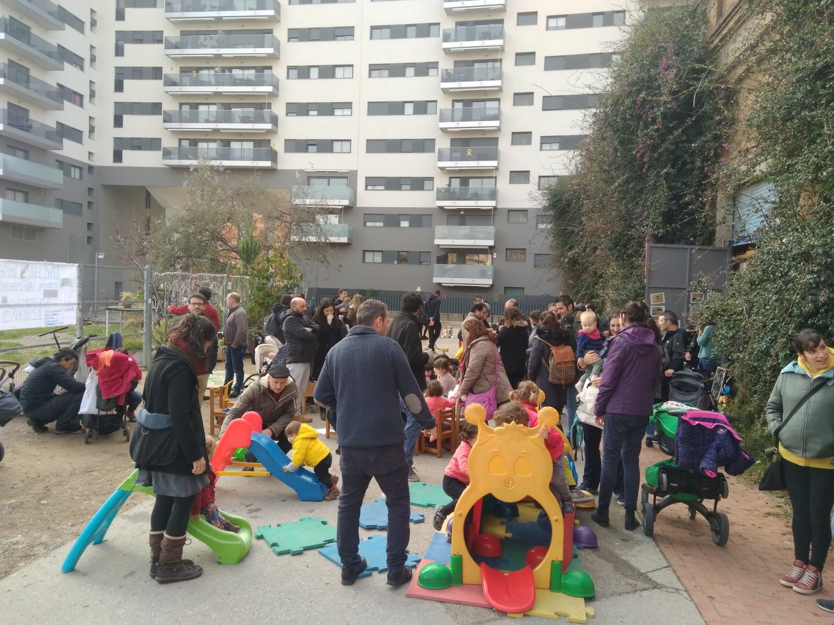 AnaHernFern's tweet photo. Cal reobrir l'espai familiar de la Nau. Falten espais de 0 a 6 anys al barri de Sants! Ens ajudeu a posar la xarxa de seguretat al sostre?
#reobrimlanau #lanauesdesants @bcn_ajuntament @BCN_SantsMont
@AdaColau @CanBatllo @jmartigalbis @MarcSerraSole  Ajudeu-nos a reobrir! https://t.co/X5zoSRpsqD