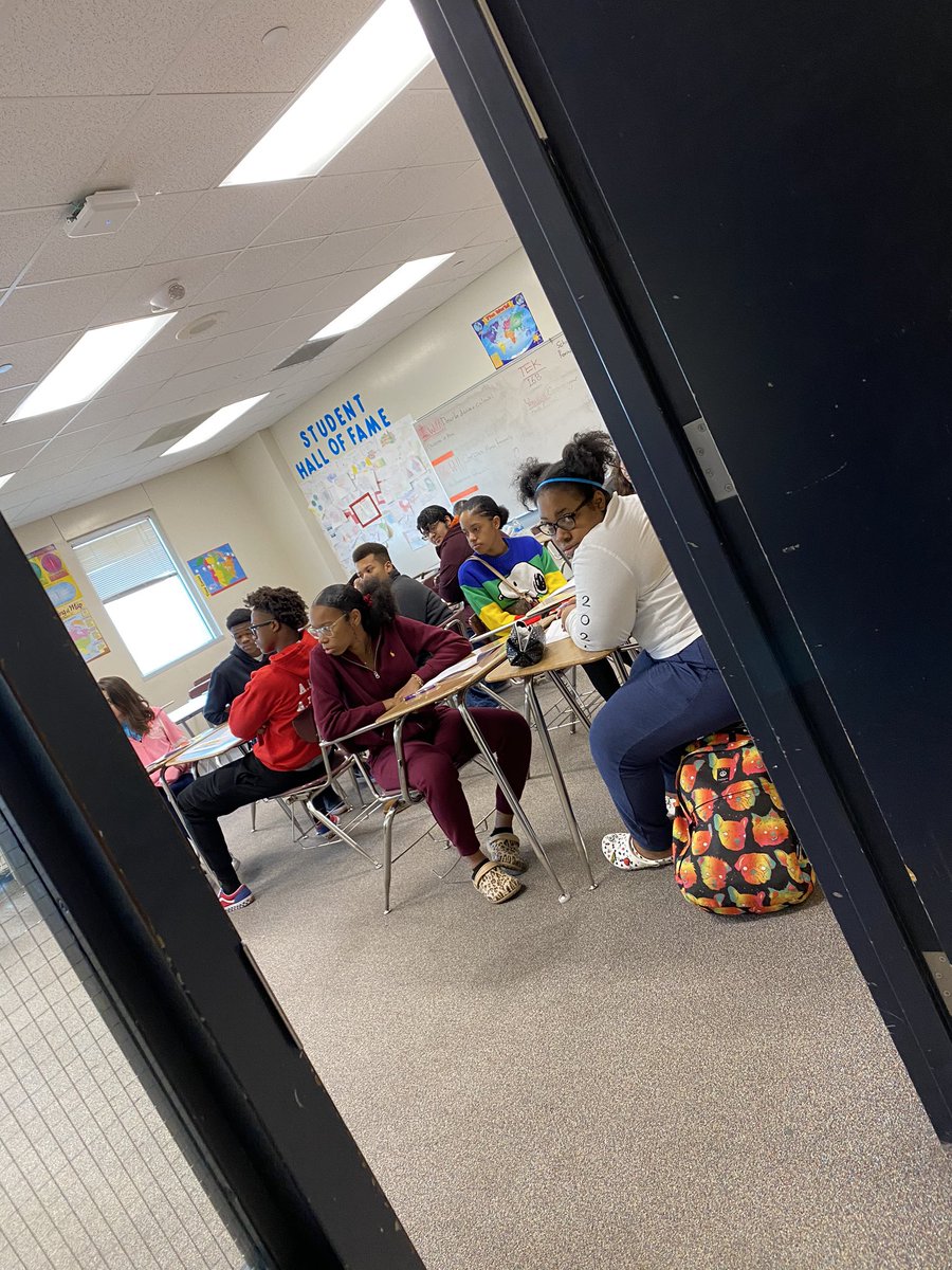 K_kile's tweet photo. Amazing @Duncanville_HS students -( with CH and Desoto friends) awake early on a Saturday for AP English study sessions! #workin #extramile #APkids https://t.co/S61Szbio4S