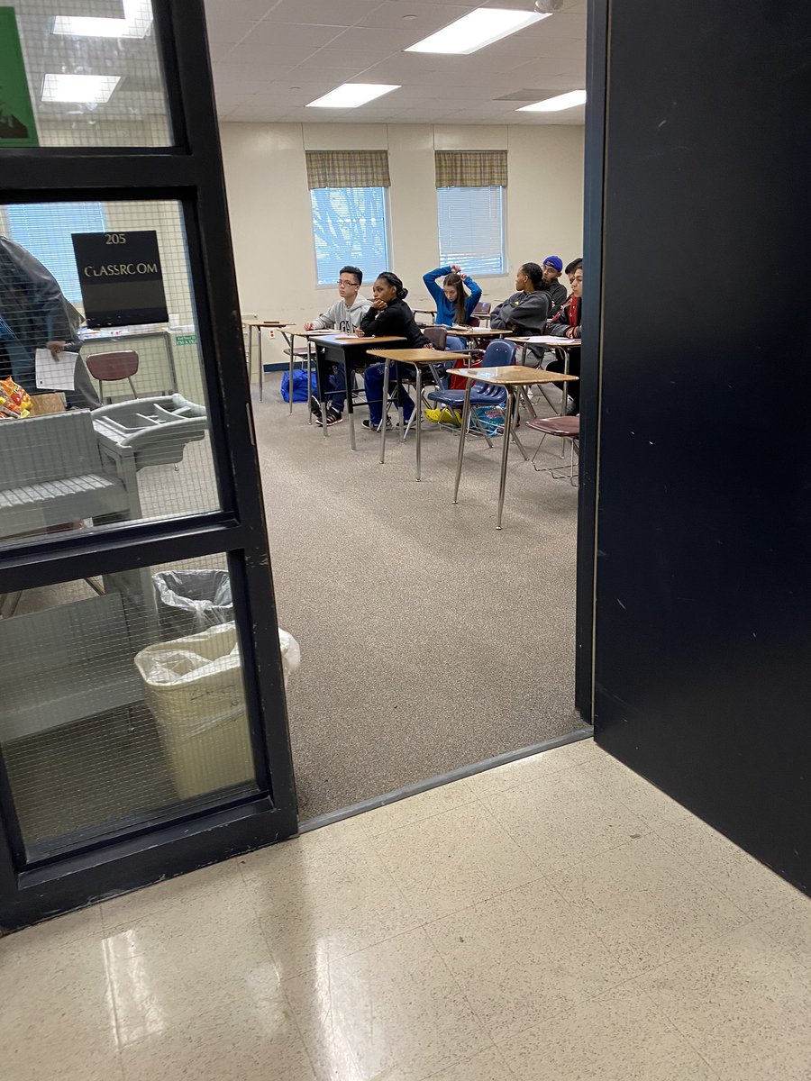 K_kile's tweet photo. Amazing @Duncanville_HS students -( with CH and Desoto friends) awake early on a Saturday for AP English study sessions! #workin #extramile #APkids https://t.co/S61Szbio4S