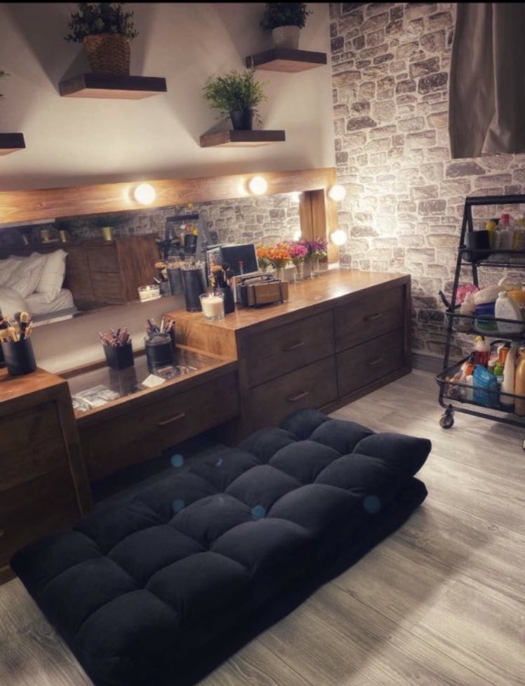 Trendy_Taraf's tweet photo. حبيييت الفكرة مرره تسريحة بالارض شرايكم ؟ 😍🥺
تنفعلي مررره احب احط قشي وكل الميكب اللي حستخدمه واقعد بالارض قدام المرايا حق الدولاب 😂😂😂 https://t.co/oVaNFm1OS5