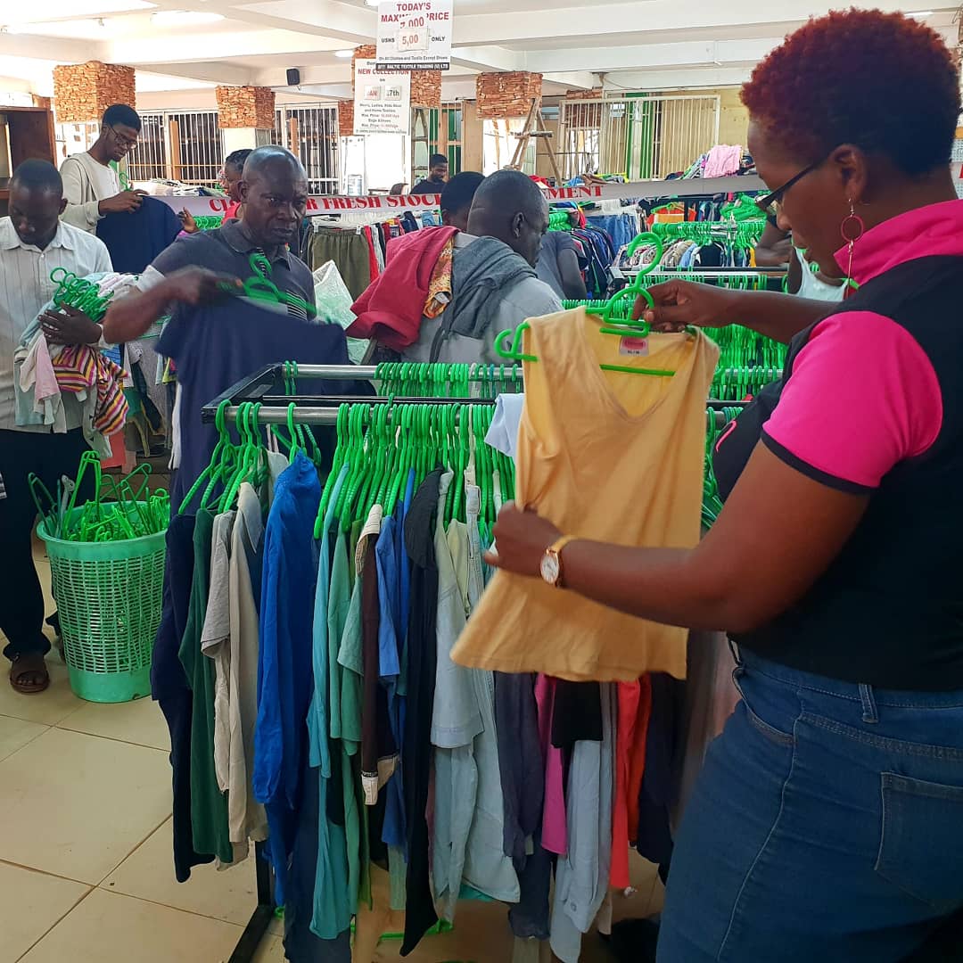 binababie30's tweet photo. Wow #unbelievable with 500/= i can buy myself a brouse and shoes. its was good to see men buying outfits for thier loved ones.
Omuntu wawansi ali sorted anti Bitano bitano sikyo?
#greenshop 
#januarydesign https://t.co/BkJ4mfY8Cv