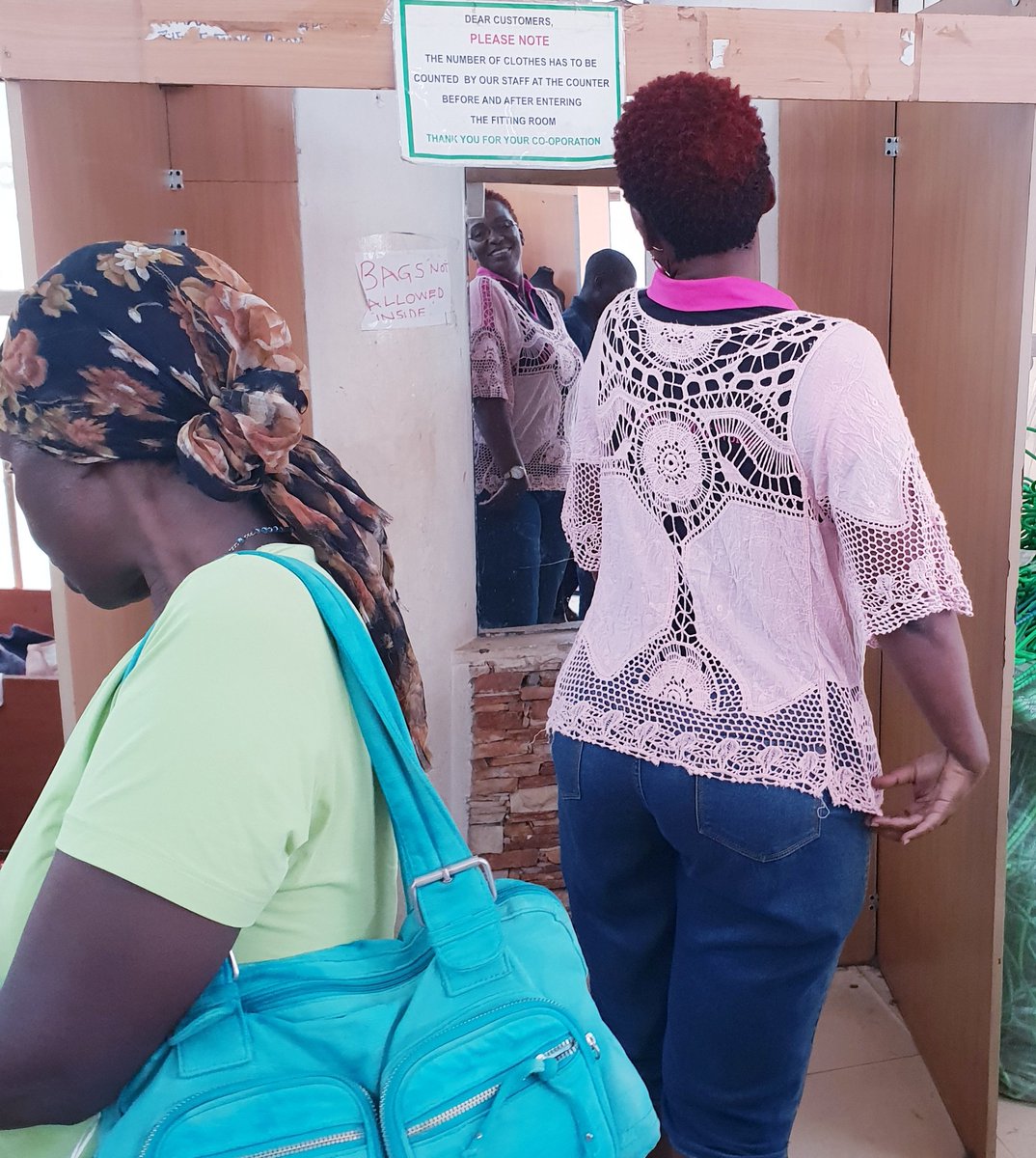 binababie30's tweet photo. Wow #unbelievable with 500/= i can buy myself a brouse and shoes. its was good to see men buying outfits for thier loved ones.
Omuntu wawansi ali sorted anti Bitano bitano sikyo?
#greenshop 
#januarydesign https://t.co/BkJ4mfY8Cv