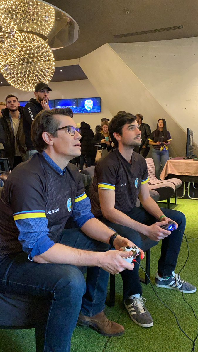 CapgeminiEngFR's tweet photo. #AltranEsportCup 2⃣  Notre DG affronte 2 collaborateurs Altran : Robin sur #Fifa et Damien sur #mariokart compliqué face à l'excellent niveau de nos #gamers 💪 https://t.co/k6thTGftDc