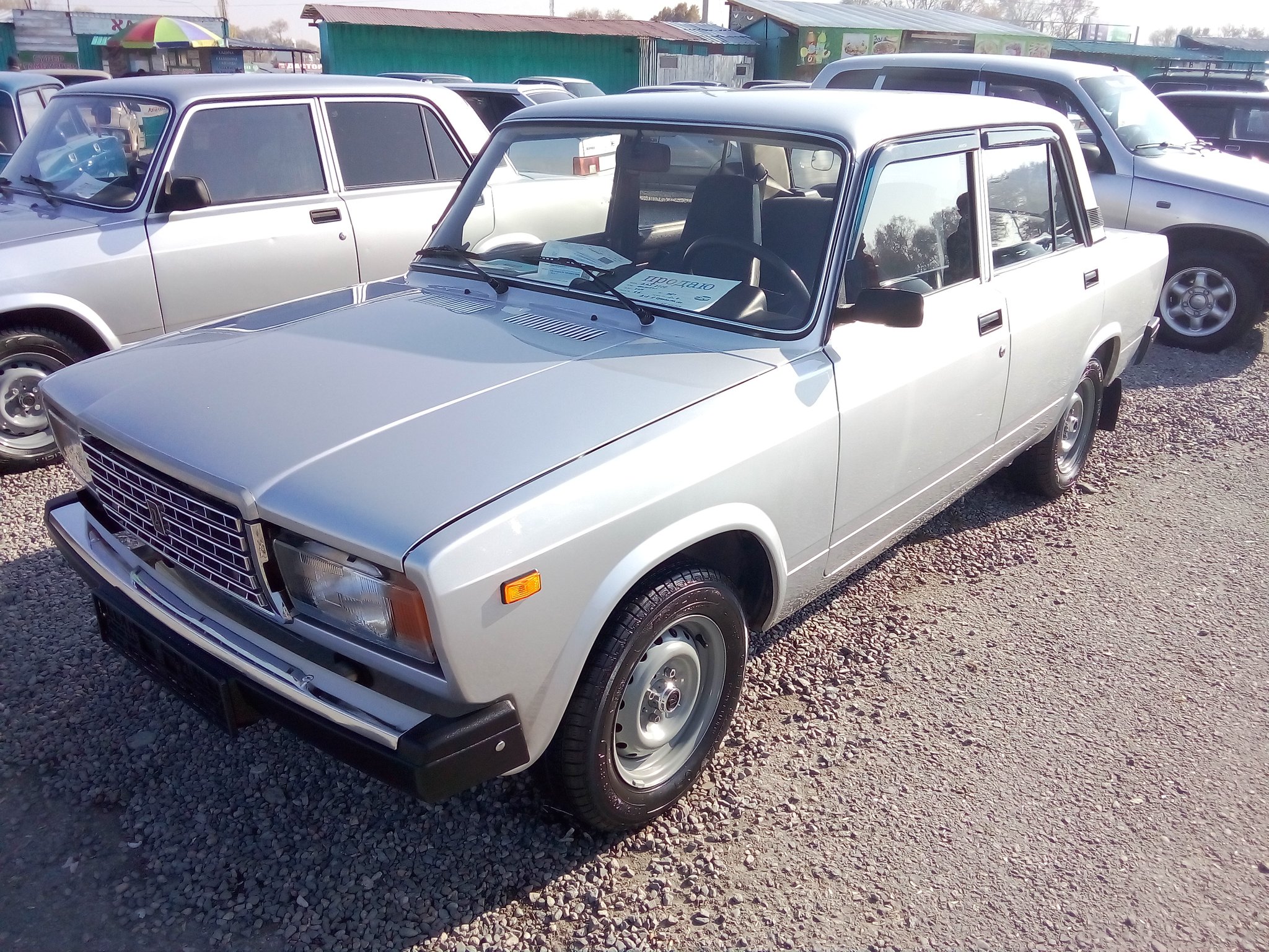 トロリーろばくん 自動車バザール ロシア ソ連車コーナーも当然あるんだけど ジグリ Vaz2107 の新車 未登録車 が30万円でずらりと並べて売られてたのは凄いと思った 新車にしては安いよな ロシアナンバー付けたままの中古車も多数 トロリーろばくん 自動車バザール ロシア ソ連車コーナーも当然あるんだけど ジグリ Vaz2107 の新車 未登録車 が30万円でずらりと並べて売られてたのは凄いと思った 新車にしては安いよな ロシアナンバー付けたままの中古車も多数