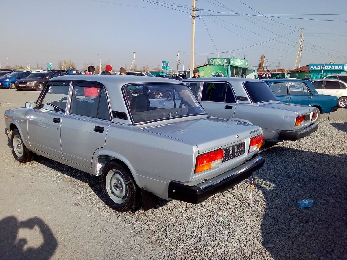 トロリーろばくん 自動車バザール ロシア ソ連車コーナーも当然あるんだけど ジグリ Vaz2107 の新車 未登録車 が30万円でずらりと並べて売られてたのは凄いと思った 新車にしては安いよな ロシアナンバー付けたままの中古車も多数