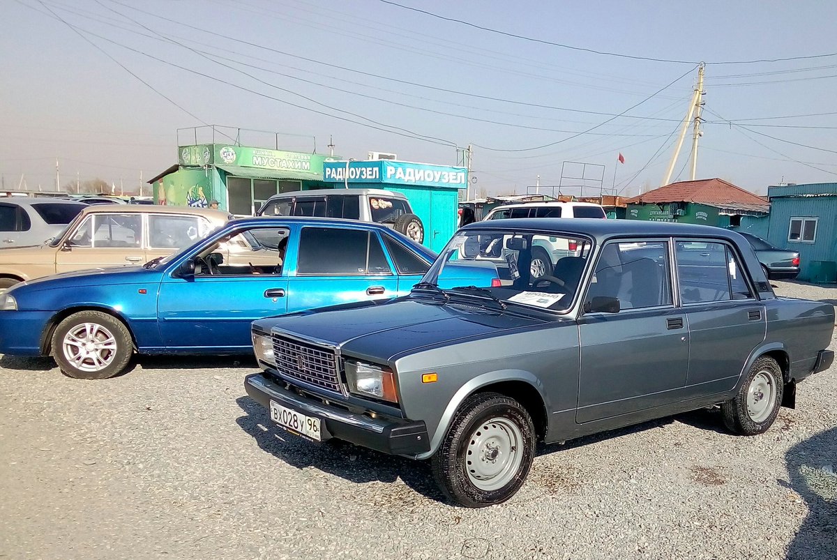 トロリーろばくん 自動車バザール ロシア ソ連車コーナーも当然あるんだけど ジグリ Vaz2107 の新車 未登録車 が30万円でずらりと並べて売られてたのは凄いと思った 新車にしては安いよな ロシアナンバー付けたままの中古車も多数