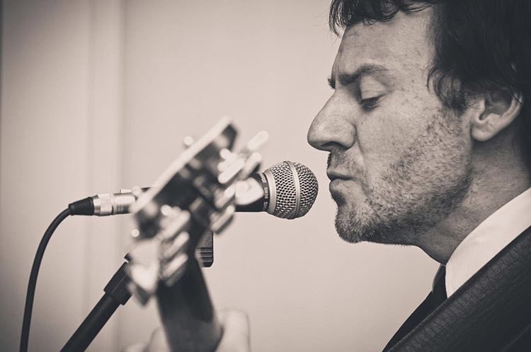 Conhecido por tratar o Jazz e suas vertentes de forma simples e didática, o guitarrista Daniel Daibem leva ao palco do Bona um repertório com clássico do chamado Souljazz e alguns temas autorais. Sábado, 25/jan. 22h (casa abre às 19h30). Ingressos no sympla.com.br/bona