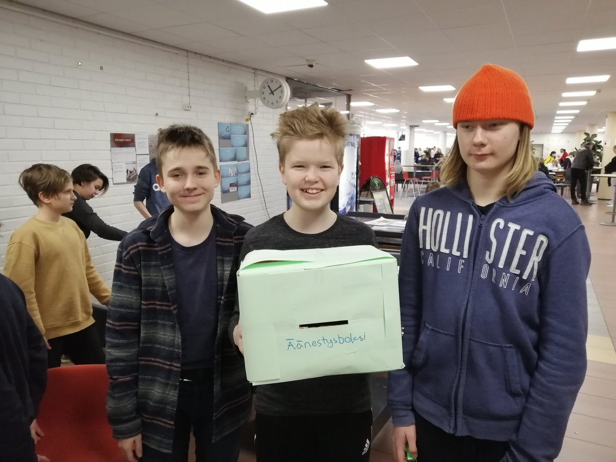 lykyhteiskoulu's tweet photo. LUMA-viikon päätapahtuma Lykin tiedemessut tarjosi kurkistuksen lukiolaisten science-projektien ja tiedeluokkalaisten tutkimuksiin. Hienoa työtä Lykin nuoret tutkijat, voitte olla ylpeitä töistänne! #Lykkiscience #luma2020 #LUMAviikko #starT https://t.co/RAmevHywjJ