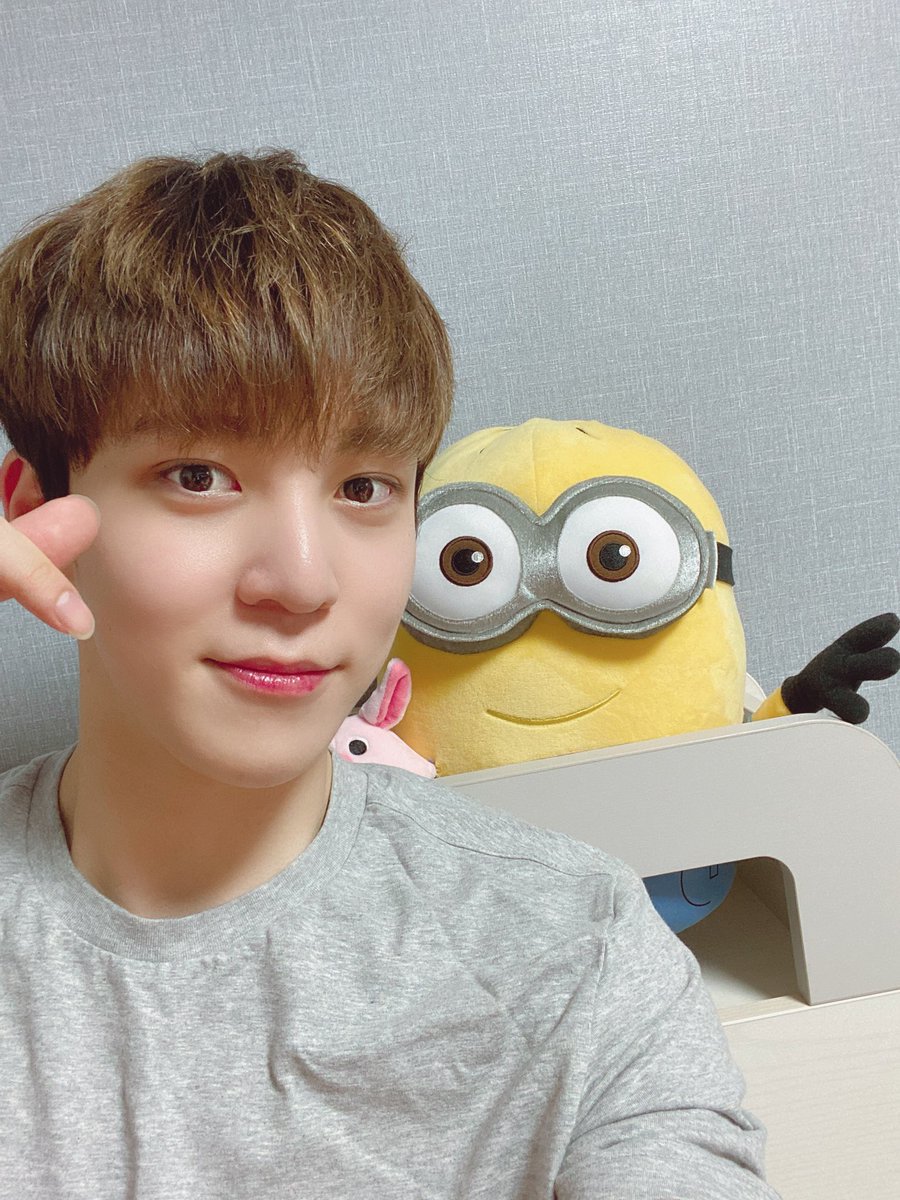 ATEEZofficial's tweet photo. [#윤호] 에이티니!! 설 연휴 잘 보내고 계신가용~~?^^😘 자기 전 홍중이형과 셀카❤️❤️
#ATEEZ #에이티즈 https://t.co/9tnkOLcAAw