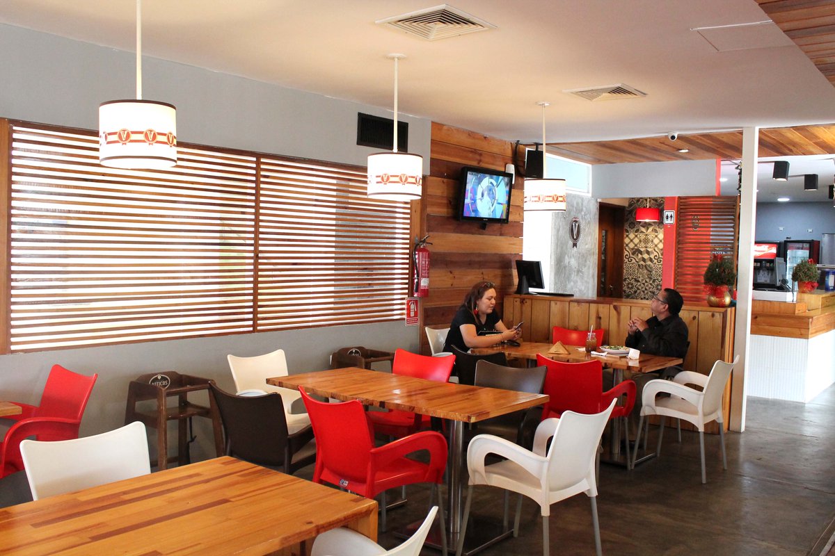 ¡Un lugar perfecto para compartir con personas especiales en tu vida!. Cuentan con un amplia menú para todos los gustos. Abiertos de lunes a sábado desde las 11:40am. 

#viticos #restaurante #almuerzo #parrilla