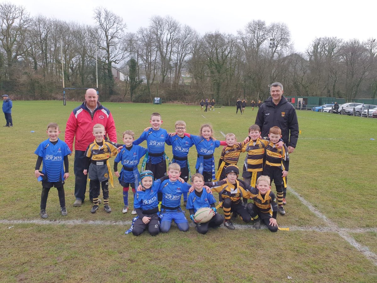 PontyberemJnrs's tweet photo. Gêm agoriadol cyn @PontyberemRFC yn erbyn @rfc_kidwelly - diolch i @kidwellyrfc #GlasADu #UnGymuned #GuardsOfHonour #BallBoys 🔵⚫️🏉🔵⚫️ https://t.co/xZKccvwHc6