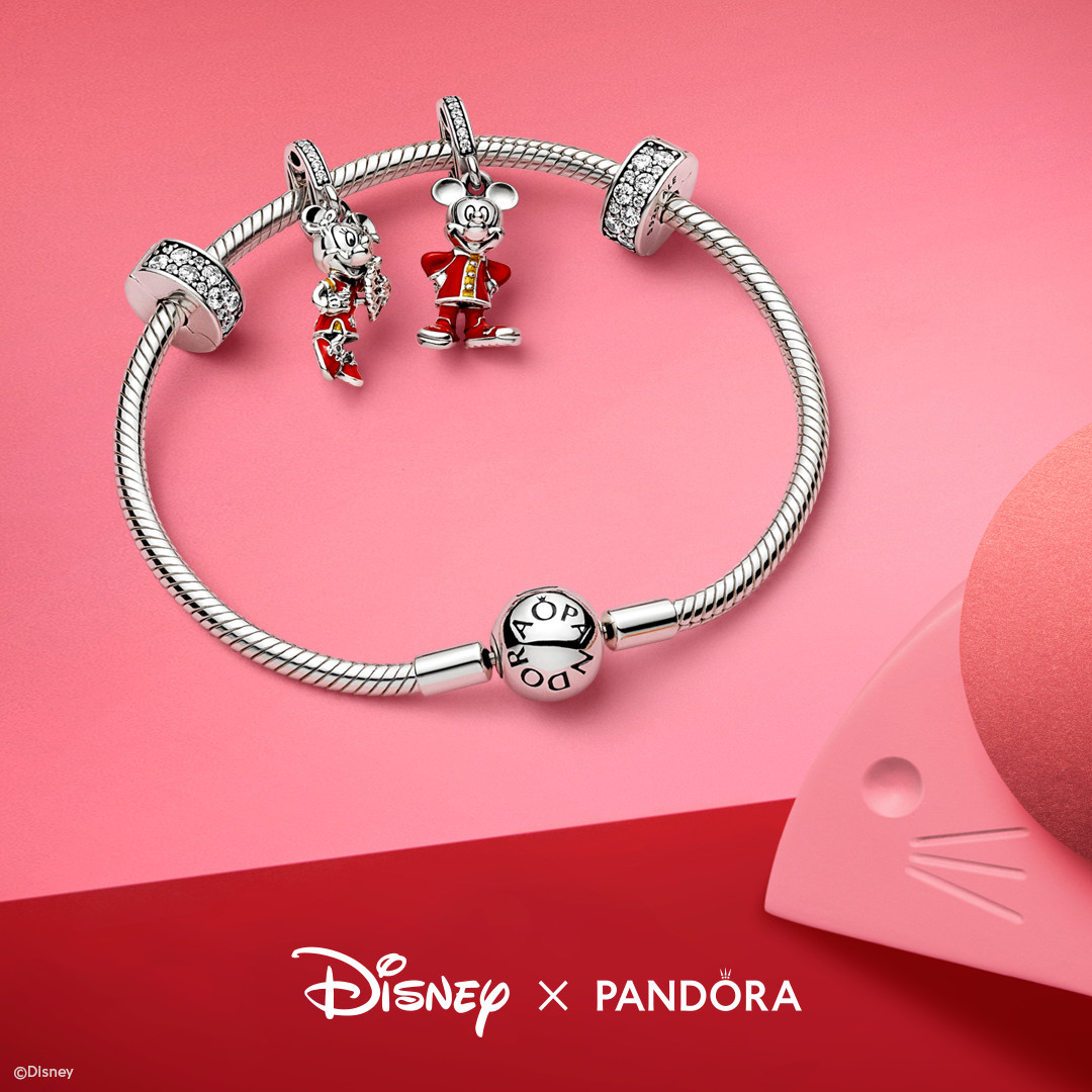 PandoraQuebec's tweet photo. 🏮 Votre boutique #Pandora vous souhaite une nouvelle année lunaire heureuse et prospère, avec nos charms #DisneyXPandora de Mickey et Minnie en qipao en édition limitée! #NouvelAnLunaire #ChineseNewYear #Rat #Charms #JaimePandora #PandoraQc https://t.co/FrIr0qpPh3
