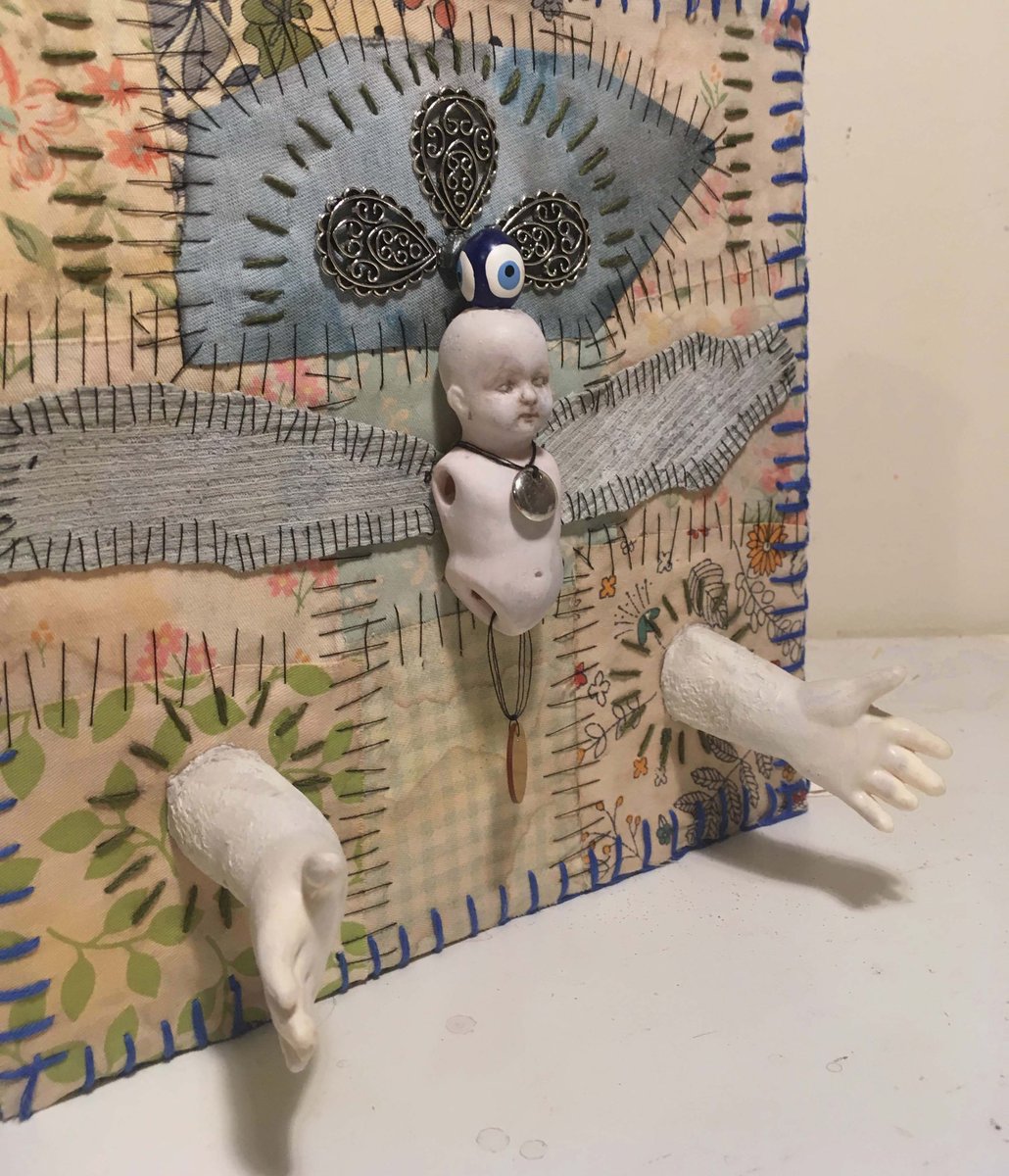 JoannaHartist's tweet photo. A newly finished baby torso project. Still waiting for sunlight to get better pictures.
#vintagedoll #mixedmediacollage #foundobjectassemblage #eyeofprovidence #dollparts #embroidery #textileart #angelwings #creepydollart #outsiderart #folkart #symbolism #collagedetail https://t.co/11MiDnRl6X