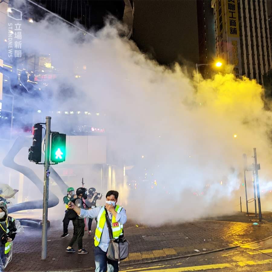 antielab's tweet photo. Teargas has just been deployed at Mongkok Street Market to disperse street hawkers and protesters, four years after the #fishballrevolution
#HongKong #HongKongProtests #FightForFreedom #StandWithHongKong
Source: Stand News https://t.co/sjld1bs3yl