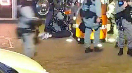 chloehongkonger's tweet photo. Riot police arrests two civilians in Mong Kok on the first day of Lunar New Year.
#MongKok #LunarNewYear #FishballRevolution
#HKPoliceTerrorism
#hkpolicebrutality https://t.co/8sepI7hHfB