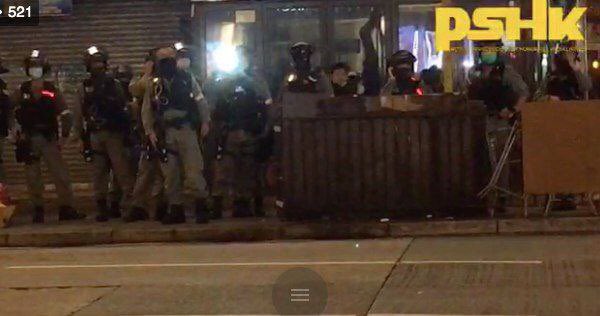 chloehongkonger's tweet photo. Riot police arrests two civilians in Mong Kok on the first day of Lunar New Year.
#MongKok #LunarNewYear #FishballRevolution
#HKPoliceTerrorism
#hkpolicebrutality https://t.co/8sepI7hHfB