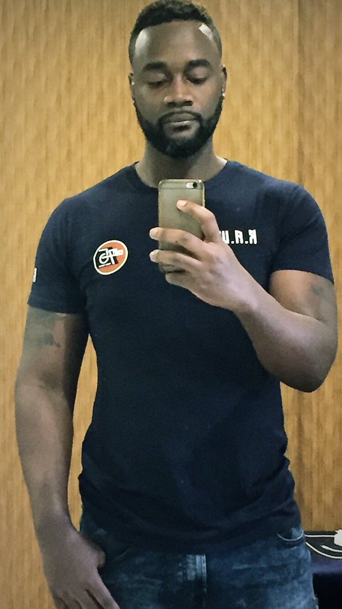 Jason_Bugatti's tweet photo. Saturday 😬🍾🥂 #AngolanMen #blackmen @Angolans #blackmenforthewin #blackmenonly #over6ft 😂 https://t.co/WHxEmx12hO