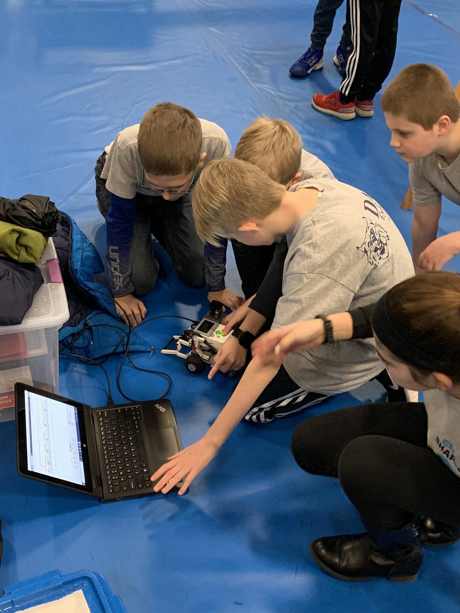 DAISLegoLeague's tweet photo. Last minute prep before the #DAISCyberCats hit the practice table! @DAISCommunity @DallastownSD https://t.co/fscX7iDq3I