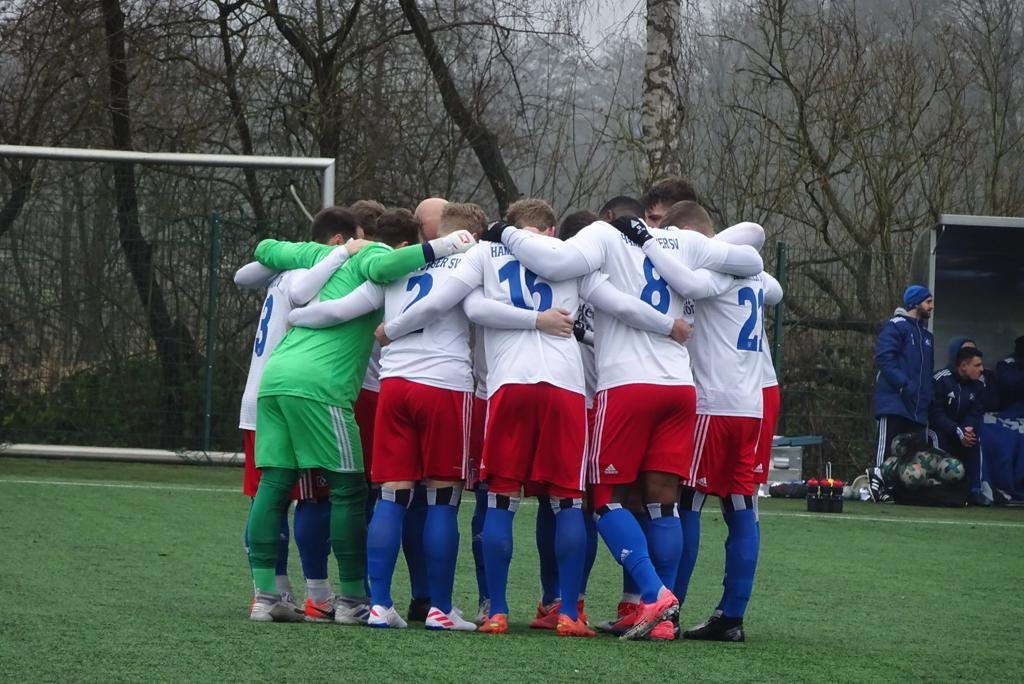 rollenderhsvfan's tweet photo. Testspiel: HSV III gegen SC-Condor 6:0 #hsv #nurderHSV #hsv3 #hsviii #hamburg #hsvev #paulhauenschildsportplätze #testspiel #freundschaftsspiel #kunstrasen #samstag #banner #kalt #rollenderhsvfan #supportewasduliebst #raute #teamraute #hopping #groundhopping #sccondor https://t.co/X4wb4qYOl8