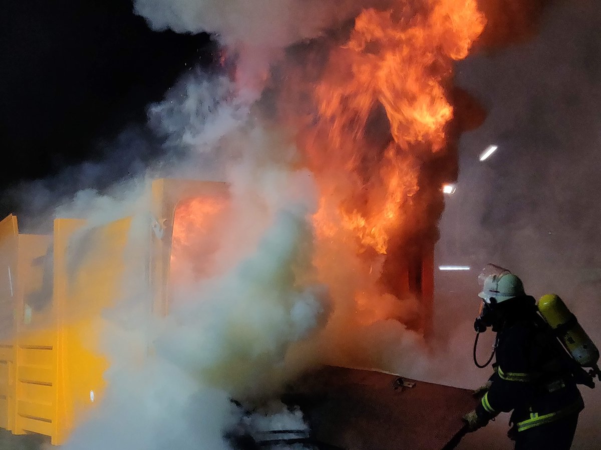 Brand auf Wertstoffhof, Feuer in Sperrmüllpresse. Parallel Verpuffung in Küche, kein Eingreifen der Feuerwehr nötig.
Mehr dazu: facebook.com/Feuerwehr.sind…
#Feuerwehr 
#brand 
#Verpuffung
#FeuerwehrSindelfingen
#wirsindelfingen
