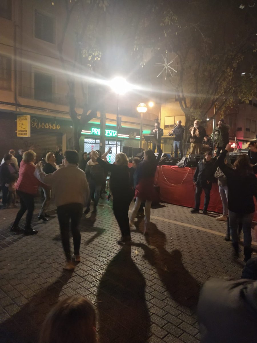 mpilarvico's tweet photo. Continuam #fentbarri la plaça #SantaPagesa de gom a gom, avui torrada i ballada popular. Seguim de festa, visca #SantSebastia #AAVVSantaPagesa
#EstimamPalma @MESperPalma https://t.co/nsSQmBnmZL
