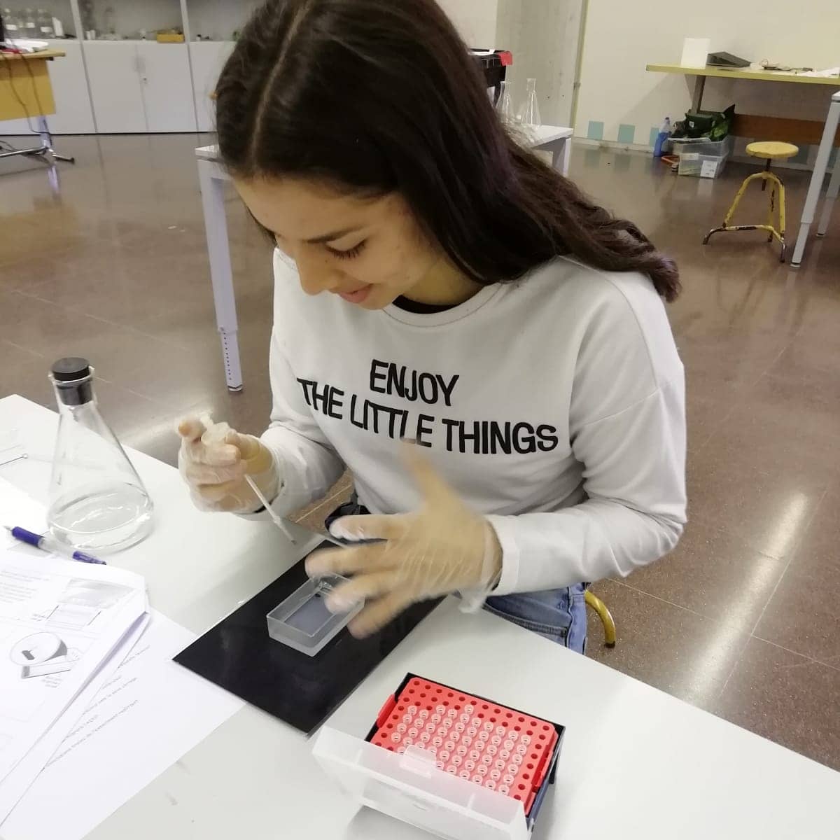 igdmaristes's tweet photo. Les i els alumnes de #Biologia de #4tESO hem realitzat una #electroforesi d'ADN.
#MaristesAra https://t.co/yX2cqO7vxG