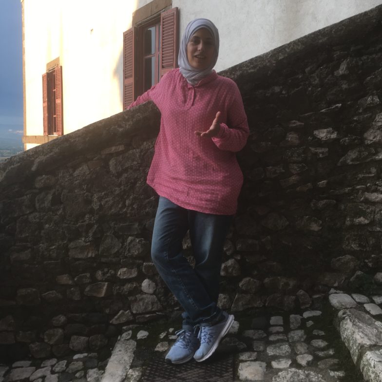 progettoartena's tweet photo. La scrittrice siriana @marwa_alsabouni, nominata fra le 100 donne del 2019 dalla @BBC, durante la @biourbanism Summer School ad Artena. Il suo capolavoro è finalmente tradotto in italiano da una casa editrice artenese: @artenarchist https://t.co/CdbhtOLY7X