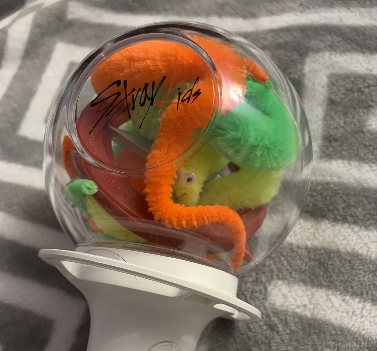 mintyhwng's tweet photo. other fans decorate their lightsticks with flowers and other cute shit. 

stays cant relate. https://t.co/dRjq8RGtjS