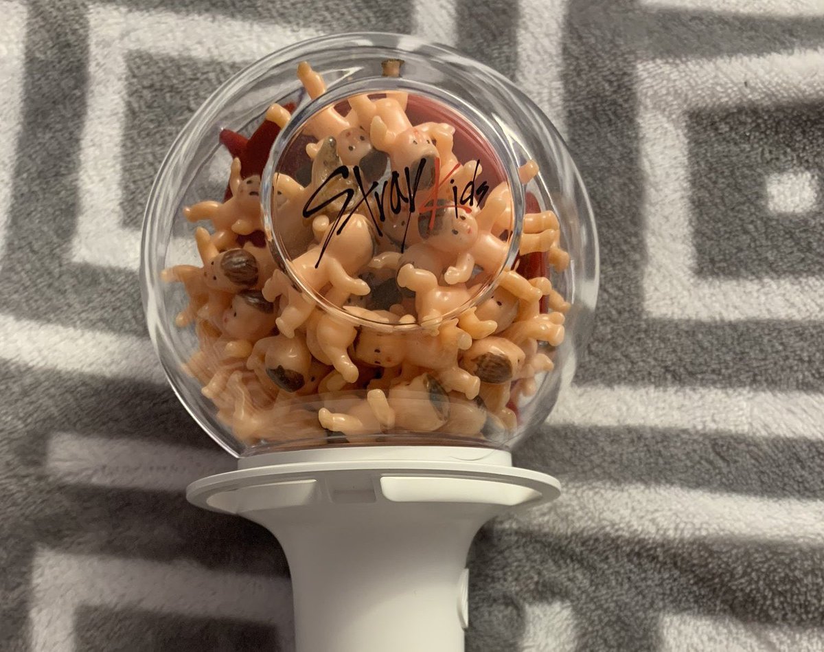 mintyhwng's tweet photo. other fans decorate their lightsticks with flowers and other cute shit. 

stays cant relate. https://t.co/dRjq8RGtjS