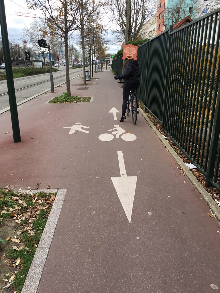  #Lapistedangereuse est à Clamart, où l’on mélange tout ce qui n’est pas derrière le volant dans un petit espace appelé “trottoir cyclable bidirectionnelle” où les usagers doivent se traverser (oui vous lisez bien). Photo  @Koklikokeklo