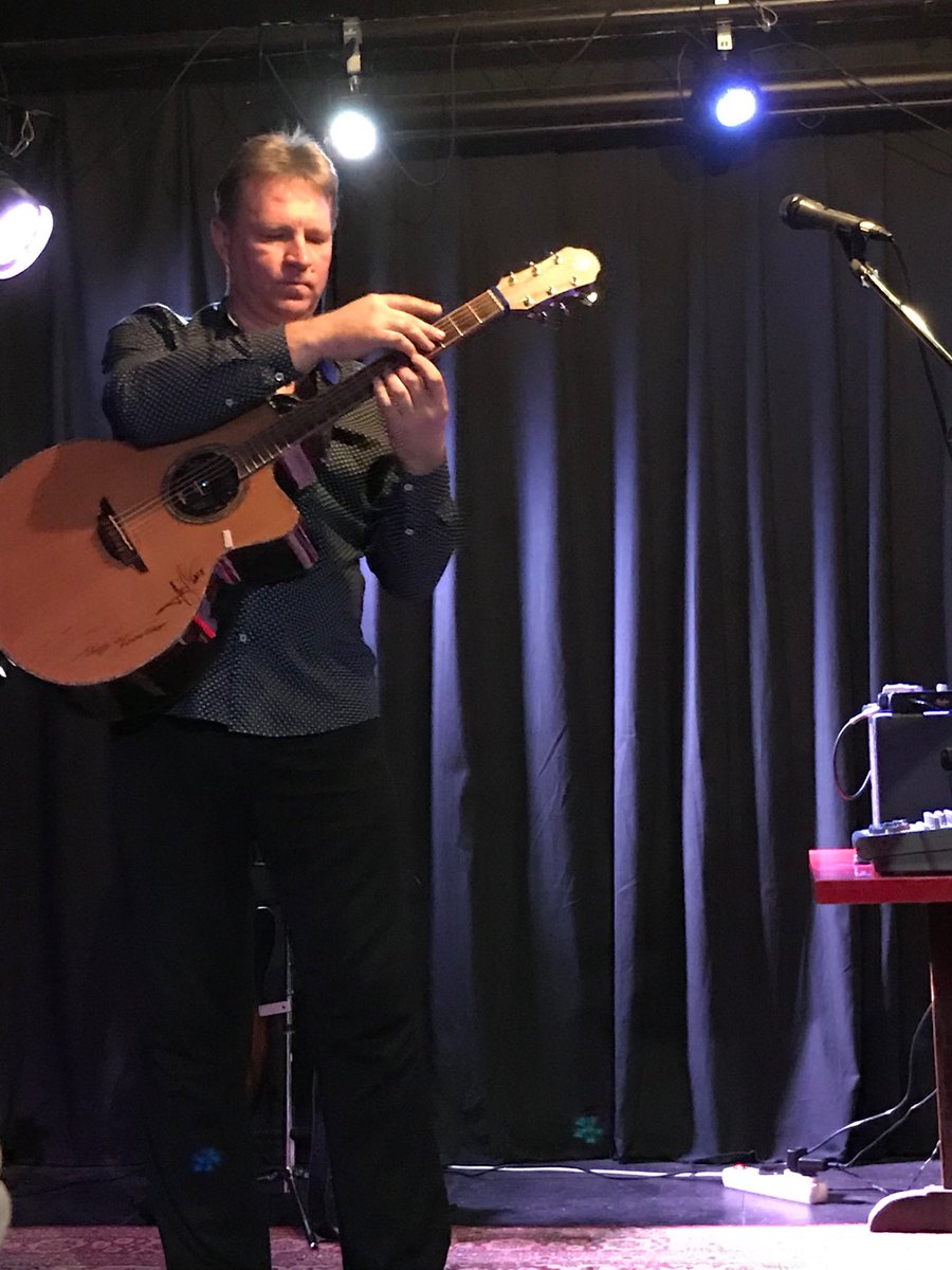 Incroyable Vitaly Makukin de passage à #Troyes ! ce qui se fait de mieux au monde à la guitare en mode tapping ! A écouter sans modération ⁦<a href="/AubeChampagne/">Aube en Champagne</a>⁩ ⁦<a href="/VilledeTroyes/">Ville de Troyes</a>⁩