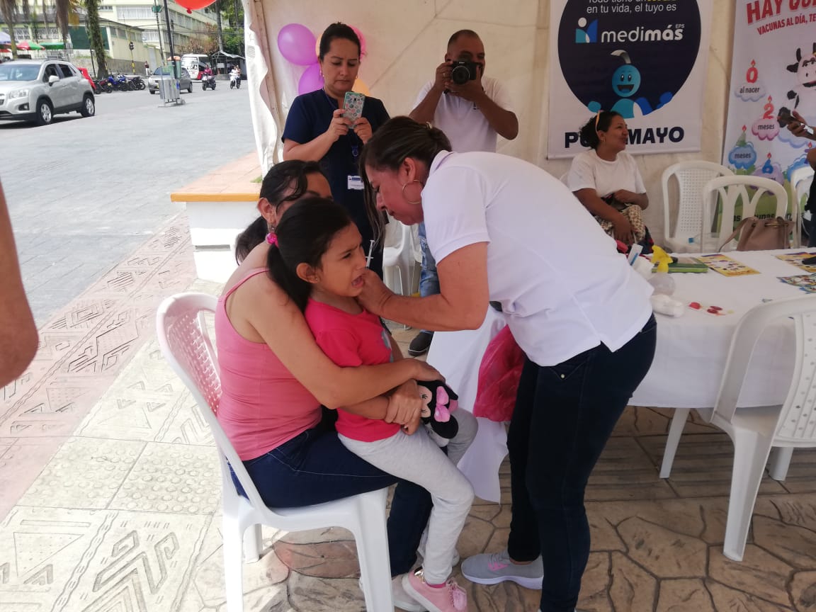 Ejercito_Disan's tweet photo. Usuarios del ESM del #Baspc27 en #Mocoa, ya se pusieron al día con sus vacunas y ustedes? Las vacunas ayudan a favorecer el sistema inmunológico del paciente, para prevenir, controlar y erradicar las enfermedades. #VacunasAlDía con #SanidadMilitar #HazloDeUna ¡Es gratis! https://t.co/DYCl37MU6Q