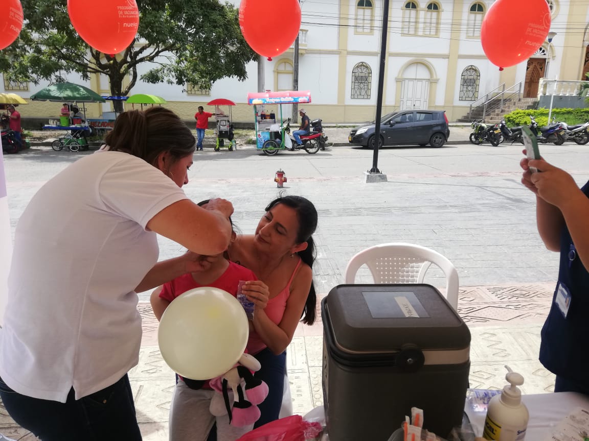 Ejercito_Disan's tweet photo. Usuarios del ESM del #Baspc27 en #Mocoa, ya se pusieron al día con sus vacunas y ustedes? Las vacunas ayudan a favorecer el sistema inmunológico del paciente, para prevenir, controlar y erradicar las enfermedades. #VacunasAlDía con #SanidadMilitar #HazloDeUna ¡Es gratis! https://t.co/DYCl37MU6Q