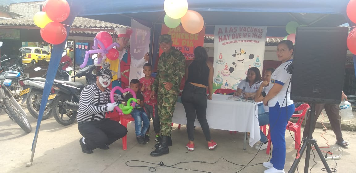 Ejercito_Disan's tweet photo. Usuarios del ESM del #Baspc27 en #Mocoa, ya se pusieron al día con sus vacunas y ustedes? Las vacunas ayudan a favorecer el sistema inmunológico del paciente, para prevenir, controlar y erradicar las enfermedades. #VacunasAlDía con #SanidadMilitar #HazloDeUna ¡Es gratis! https://t.co/DYCl37MU6Q