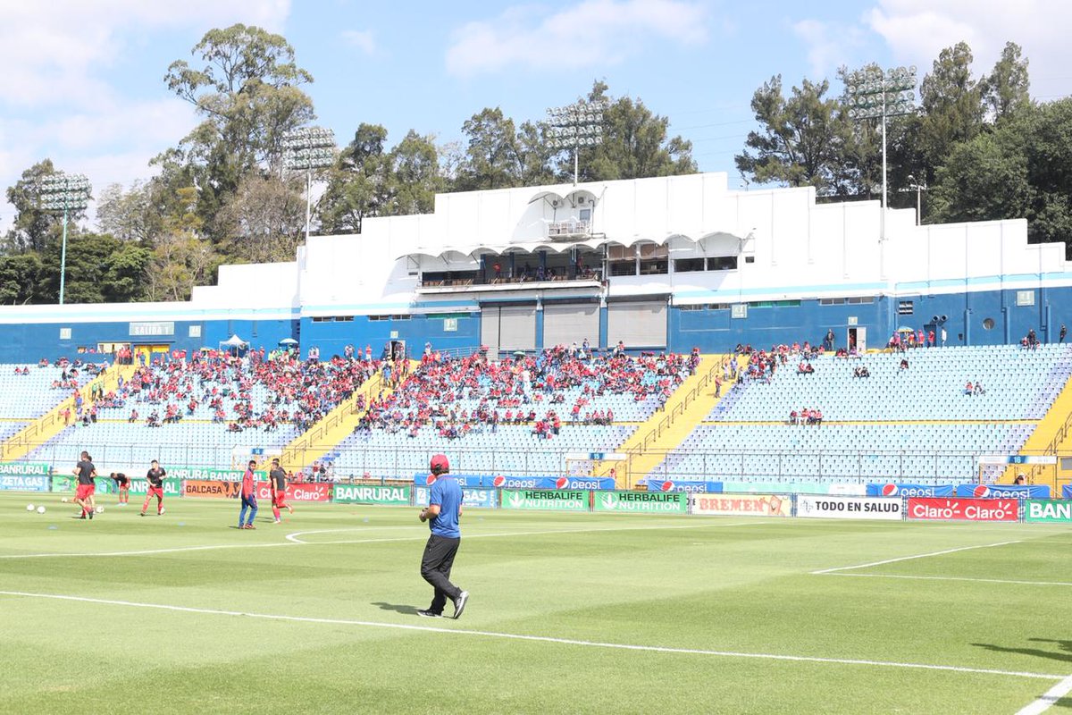 orivas_pl's tweet photo. #Clásico311 #Clausura2020 Poca afición ha ingresado al Doroteo Guamuch Flores para el encuentro entre Comunicaciones y Municipal, los escarlatas son locales por lo que solo sus aficionados pueden ingresar https://t.co/GWt6VtPhvW
