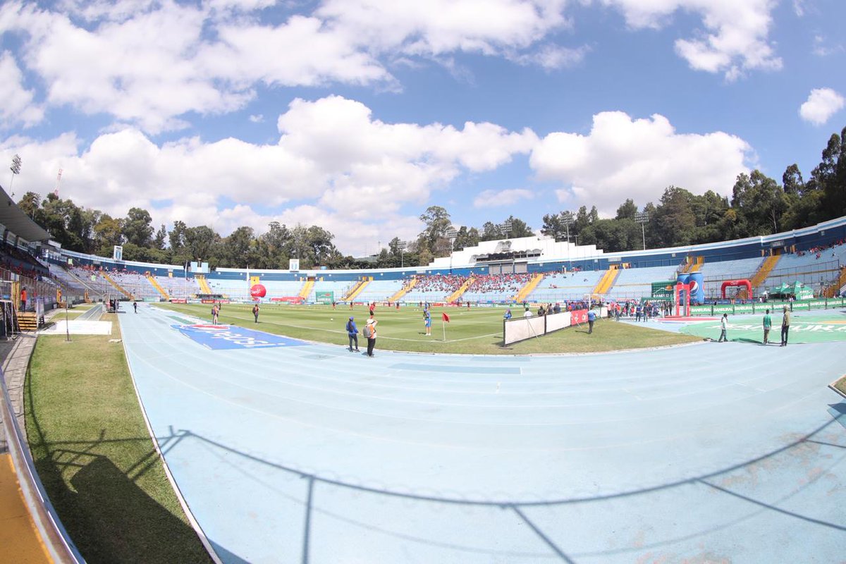 orivas_pl's tweet photo. #Clásico311 #Clausura2020 Poca afición ha ingresado al Doroteo Guamuch Flores para el encuentro entre Comunicaciones y Municipal, los escarlatas son locales por lo que solo sus aficionados pueden ingresar https://t.co/GWt6VtPhvW