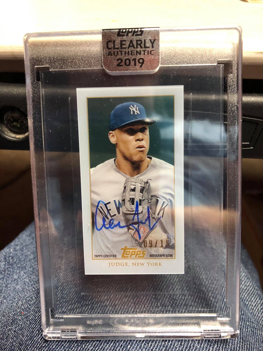 ptcomicscards's tweet photo. Brian M stopped by before closing last night to snag a box of @Topps Clearly Authentic Baseball to open at home (or in the car😆), and was rewarded with this @TheJudge44 T206 autograph, #9/15 produced! Nice hit and thanks, Brian! #CustomerPulls #Topps #AllRise #DowntownLakeOrion https://t.co/Sia9Eth4YT