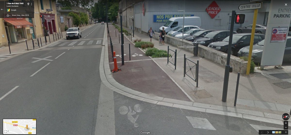  #Lapistecyclable dangereuse se trouve à Lunel: un poteau coupe le cycliste en deux ou l’assomme seulement. Merci  @PolGM1 pour la photo. Et bien sûr:  #MerciLesExperts