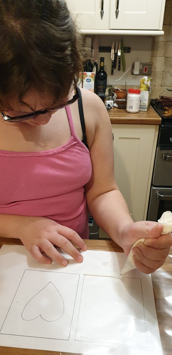 Donnaxj600s's tweet photo. Week1 sophie learning filigree (royal icing) for her DofE award @Rossett I learnt from my nana as a kid. She would be so proud. #newskill 1hour a week #cakeicing #filigreelessons @Elfie_paul https://t.co/zWuWR8T942