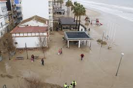 cvillan's tweet photo. Un petit anàlisis desprès de la tempesta #Gloria.  Cal recordar que no es pot edificar a menys de 200 m de la línia de mar per evitar danys a les edificacions e infraestructures. Obro fil 👇 https://t.co/iKKPq3GoUy