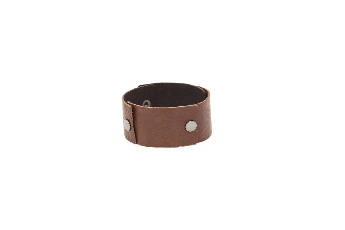 BuffaloBillfold's tweet image. Hot New Product plus Winter Savings! (coupon: jan-2020-savings)
buffalobillfoldcompany.com/shop/leather-c…

#leathercordwrap #leathercablewrap #cordwrap #cablewrap #leathergoods #madeinusa #madeinamerica #handmade #handcrafted #bison #buffalo #bisonleathergoods #buffaloleathergoods #tech