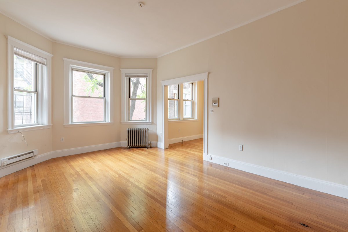Abbe_BPRE's tweet photo. 🔑🔑🔑 SOLD for $421,000!!! Kicked off the new decade by selling this gorgeous condo in the Fenway! 

#boston #buy #sell #realestate #bostonrealestate #fenway https://t.co/VxiU3jipdY