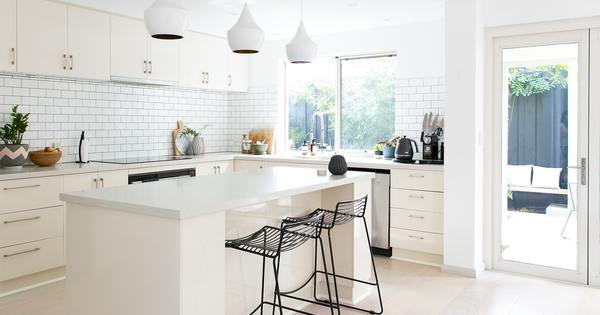 NesterineB's tweet photo. Are you a bit of a remodel addict? Here are 20 kitchen renovations, each at a different price point. Go crazy! https://t.co/Xuu60fKTz1 https://t.co/c9H7OXmxE2