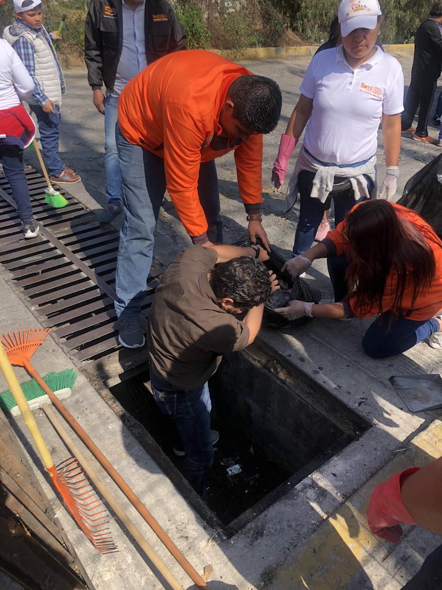 Seccion36Ofic's tweet photo. #SNTEjoven36, esta mañana inició las actividades de Trabajo comunitario en 5 sedes de manera simultánea; Nuestro @Secretario_36 #RVC, se sumó al trabajo de la Brigada de limpieza en la Col. La Mancha I y II, en Naucalpan, #EdoMex. 

#ConPasoFirmeYUnidos
#VolverAlOrigen https://t.co/GqLjZUucmf