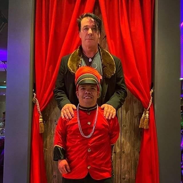 UnChicoTemido's tweet photo. Un honor tomarme la foto con un cantante interncional del grupo Ramstein estan chavos chavos. https://t.co/QVppqY84la