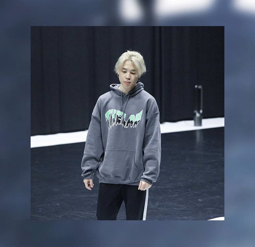 misseyess11's tweet photo. Jimin Joining The Lab Family by wearing this sweatshirt.. He really wear and make this shirt sold out in second 😂 .. So supportive 친구 . 😍😍 Sah la diorg choreo dgn the lab jgk kali ni..
#inthelab247 https://t.co/UauocbjsnR
