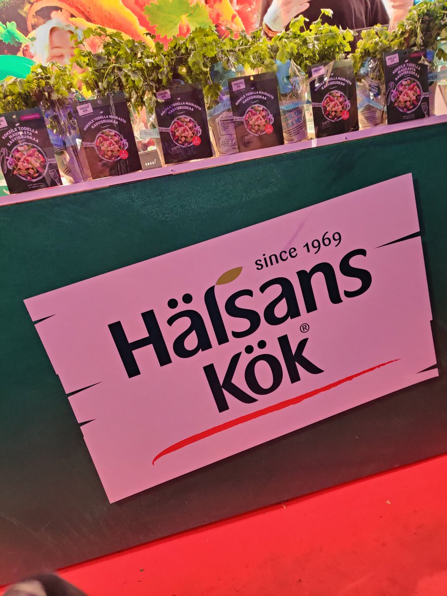 NikoNorisalo's tweet photo. Kaikenlaisia herkkuja maisteltavana vegemessuilla. Nyt on ähky!
#vegemessut https://t.co/EiiPPg2pQ1